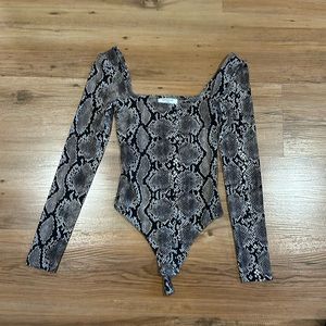 Aritzia - Babaton - Countour Longsleeve Bodysuit - Snakeprint - XXS